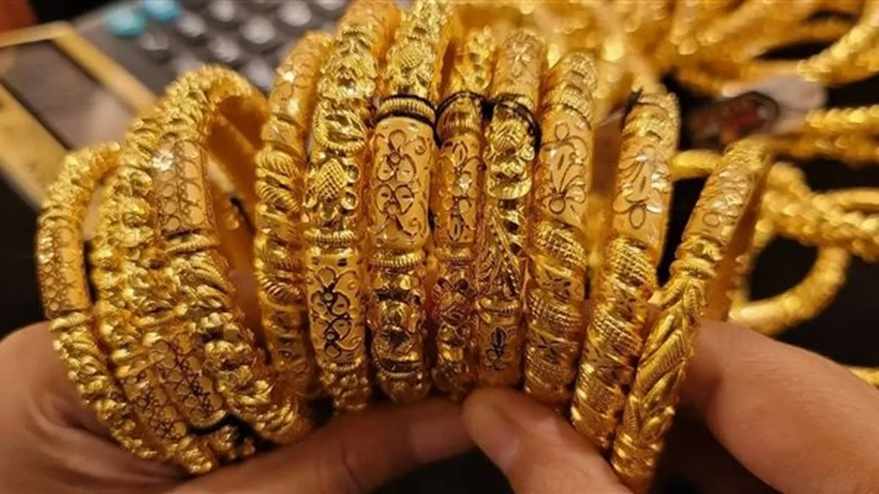 خسارة 100 جنيه.. تراجع أسعار الذهب في السوق المحلي بسبب قوة الدولار ترقبًا للتحولات الجديدة